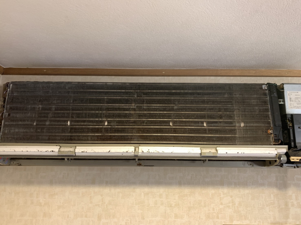 港南区 野庭町 で年代モノのエアコンクリーニング