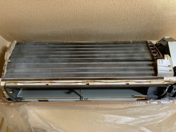 横浜市保土ヶ谷区にて製造から15年のエアコンクリーニング