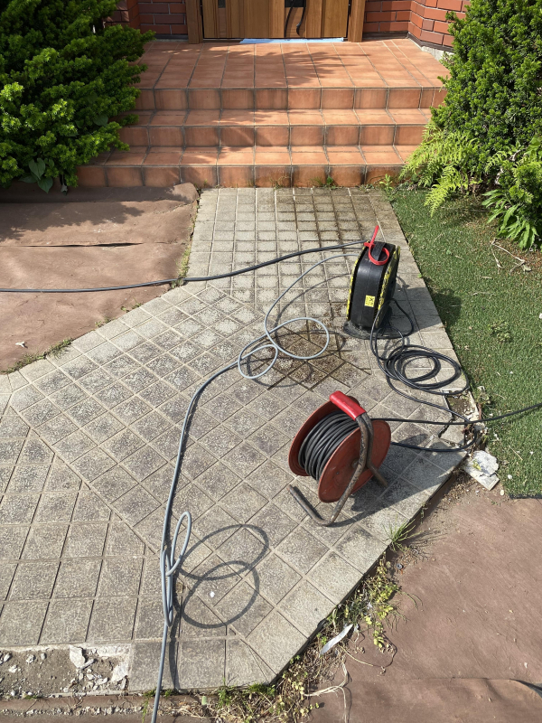 玄関前の高圧洗浄♪